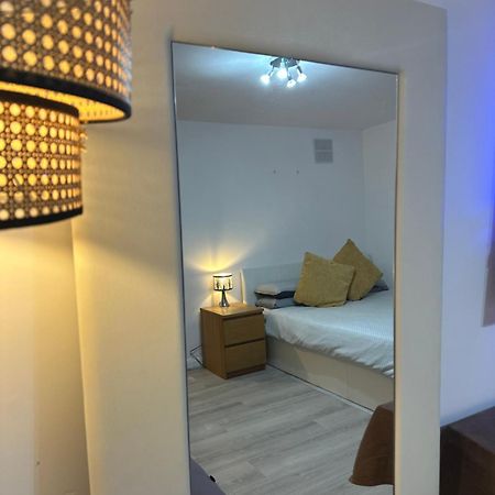 Stylish Studio Flat - Watford Junction - Harry Potter Exterior photo